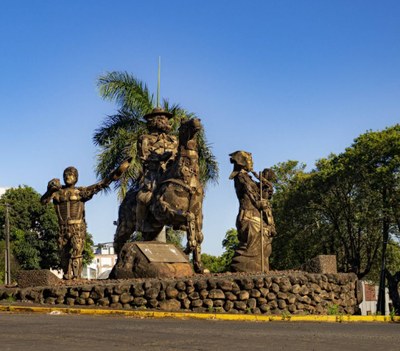 monumento pioneiro.jpg